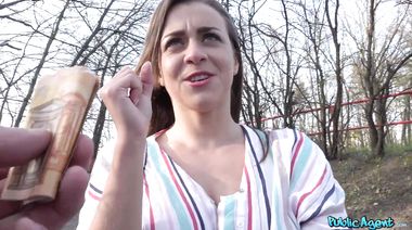 Сисястая телка из Украины трахнулась с кастинг агентом за деньги на улице