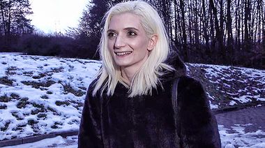 Худая студентка согласила на минет и еблю за деньги дома у агента