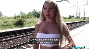 Модельный агент платит незнакомке за минет и секс под мостом