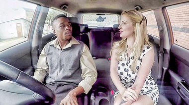 Негр накончал спермы в киску инструкторши по вождению, трахнув её в машине