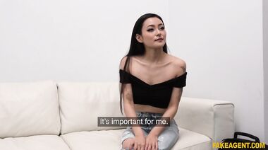 Много кончи во рту азиатки после траха с кастинг агентом