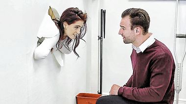 Преподаватель географии дрючит плоскогрудую студентку, застрявшую в дырке в стене