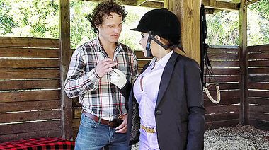 Жокей Наташа перепихнулась с конюхом до кончи на груди в конюшне