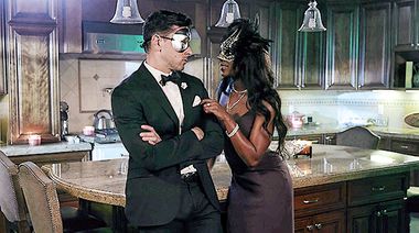 Дрючит венозным хуем негритянку в маске на кухне