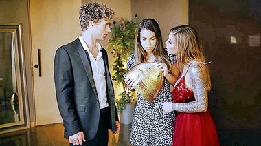 Игра в русскую рулетку закончилась групповухой с Кармой Рыкс и Алиной Лопез