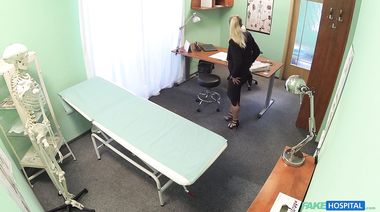 Гинеколог поимел жену главврача, сделав ей кунилингус на приеме