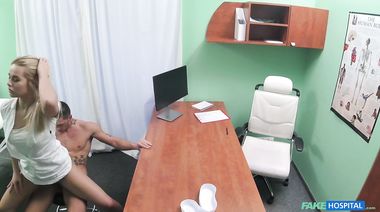 Медсестра дрочит и отсасывает хуй донора спермы в клинике