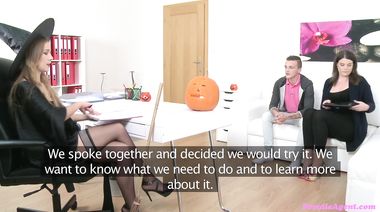 Молодые любовники занимаются сексом перед мастурбирующей девкой на кастинге