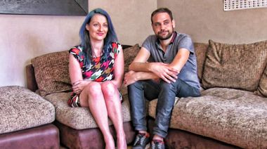 Супружеская пара устроила ЖМЖ трах с агентом на порно кастинге