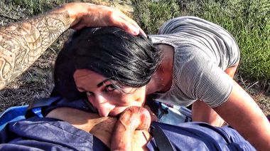 Туристка София отсасывает хуй полицейского на природе