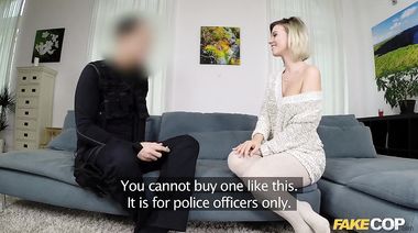 Одинокая мамаша делает копу минет в позе 69 и дает в киску