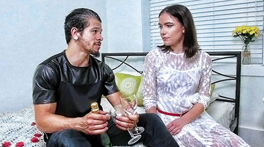 Брат уломал сводную сестру на еблю романтическими подарками