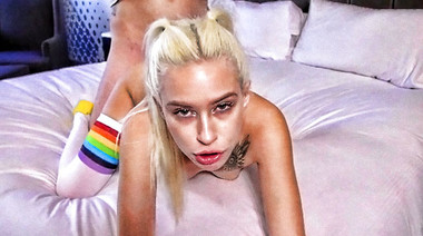 Худая молодуха в гольфах сосёт хер оператора и дает ему в пизду