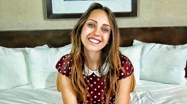 Ебарь обкончал ягодицы Jade Nile, чпокнув её раком на кастинге