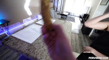 Пасынок подрочил хуй на мастурбацию мачехи и оттрахал её до оргазма