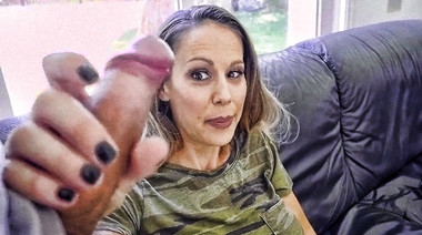 Силиконовая мать сосёт крепкий хуй сына вместо конфет