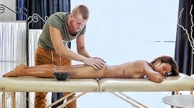 Русский массажист пялит узкую манду москвички в масле на сеансе