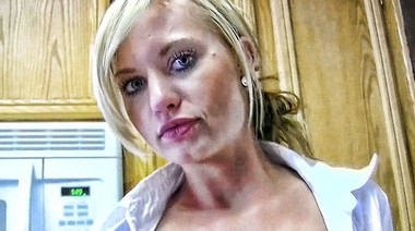 Худая студентка Paris Love показывает дырочки и сиськи на кастинге