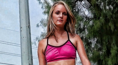 Спортивная блондинка Сара показал плоские титьки и попу на улице