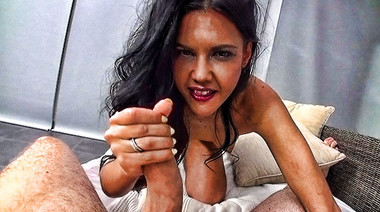 Загорелая Apolonia Lapiedra чпокнулась с незнакомцем за 200 евро