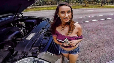 Сисястая Эшли Адамс орет, грубо трахаясь с хуястым пикапером в машине