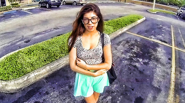 Ава Тейлор сделала пикаперу минет в машине и трахнулась с ним дома