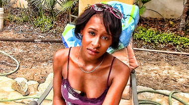 Бразилец заплатил жопастой негритянке за еблю на заднем дворе