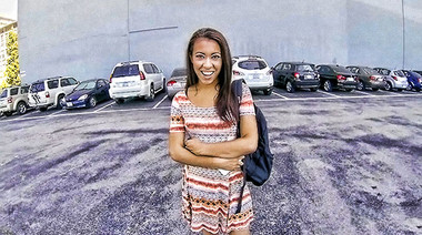 Загорелая София за деньги раздвигает ноги перед пикапером