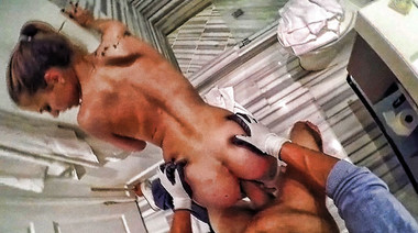 Грабитель заплатил Сидни Коул за минет и еблю раком в душе