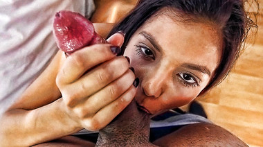 Джина Валентина села бритой писькой на коричневый хуй приятеля