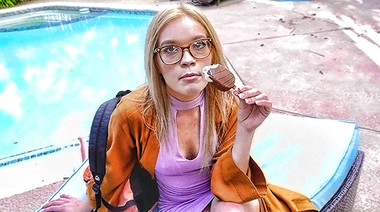 Модельный агент растянул пальцами пизду Кейти Куш и вставил в неё хуй