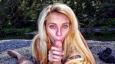 Плоская туристка Райли сосёт хуй гида и трахается с ним на природе