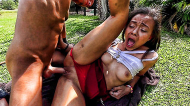 Пышножопая мулатка в юбке и трусах выебана садовником на газоне