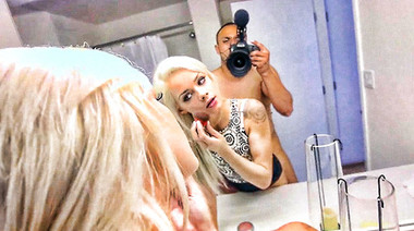 Напряженный хуй оператора в тугой пизде одетой Эльзы Джин