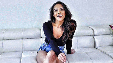 Adrian Hush подрочила хуй себе на лицо в финале ебли на кастинге