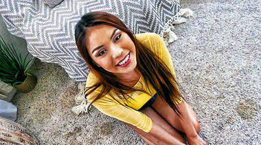 Вьетнамка в юбке сосёт длинный хуй оператора на порно пробах