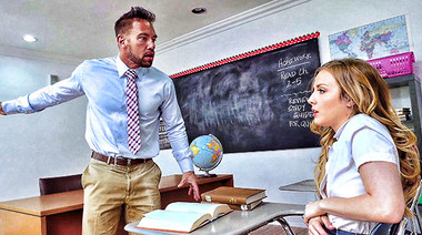 Мускулистый препод распаковал хером очко студентки на паре