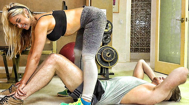 Sarah Vandella исполнила глубокий минет на члене чувака