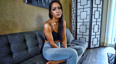 Отец наказывает спортивную падчерицу еблей в пизду за пропуск тренировки