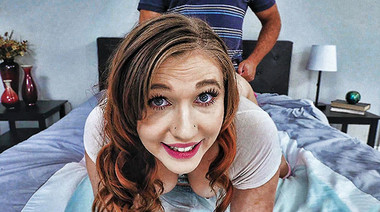 Дочь обучается сексу, вылизывая член и яйца отца перед еблей