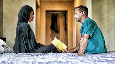 Трахает черную эмигрантку и кончает ей в пизду, чтобы она залетела