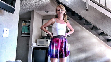 Няня поймала босса на просмотре порнушки и отсосал его хуй