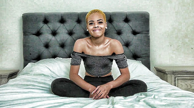 Рыжая мулатка получает кончу на плоские титьки после ебли с кастинг агентом