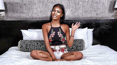 Сисястая мулатка берет за щеку большой хуй и дает в манду порно режиссеру