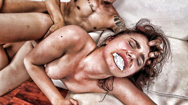 Отшлепал скованную в колодках Kylie Quinn и агрессивно поимел её киску