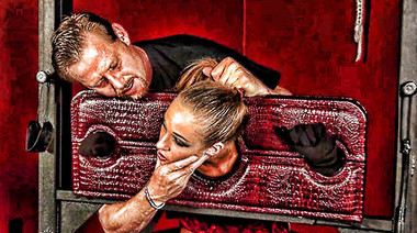 У худой сучки потекла тушь во время хардкорно ебли с БДСМ мастером