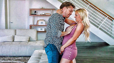 Толстый хуй растягивает киску Paisley Porter на отдыхе в Голливуде