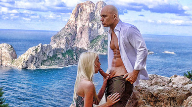 Kenna James нежно отсосал большой член на горе у моря