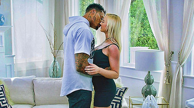 Холостой негр лижет манду доставшицы еды и дрючит её до кремпая