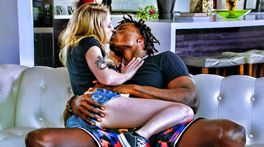 Большой негр вылизал надроченную киску жены друга и отымел её